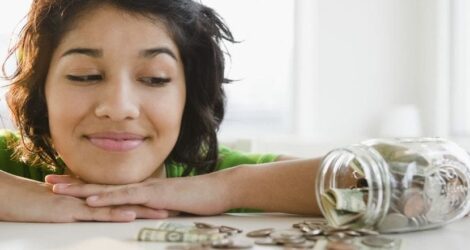 Qué enseñar a tus hijos sobre el dinero durante la adolescencia